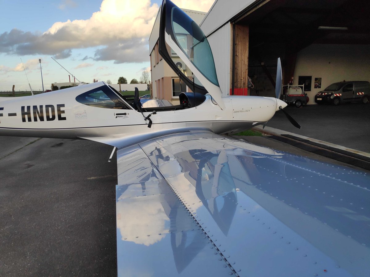 Lui c'est le B23
450 kilos à vide. Et c'est avec lui qu'on a survolé l'Est de Rouen. 

C'est dans le dernier épisode, en ligne par ici👉 linktr.ee/occupationspod