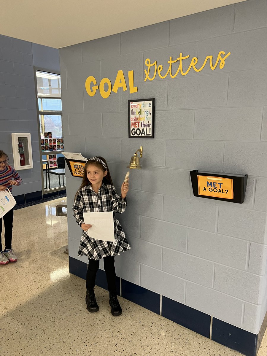 WaymeyerFTWES's tweet photo. So proud of these 2nd graders for working hard on their personal WIGs and meeting their goal! #goalgetters The first of many bell rings on our WIG Wednesday celebration! @TheLeaderinMe @FTWoodfillES https://t.co/gujBCGqcdb