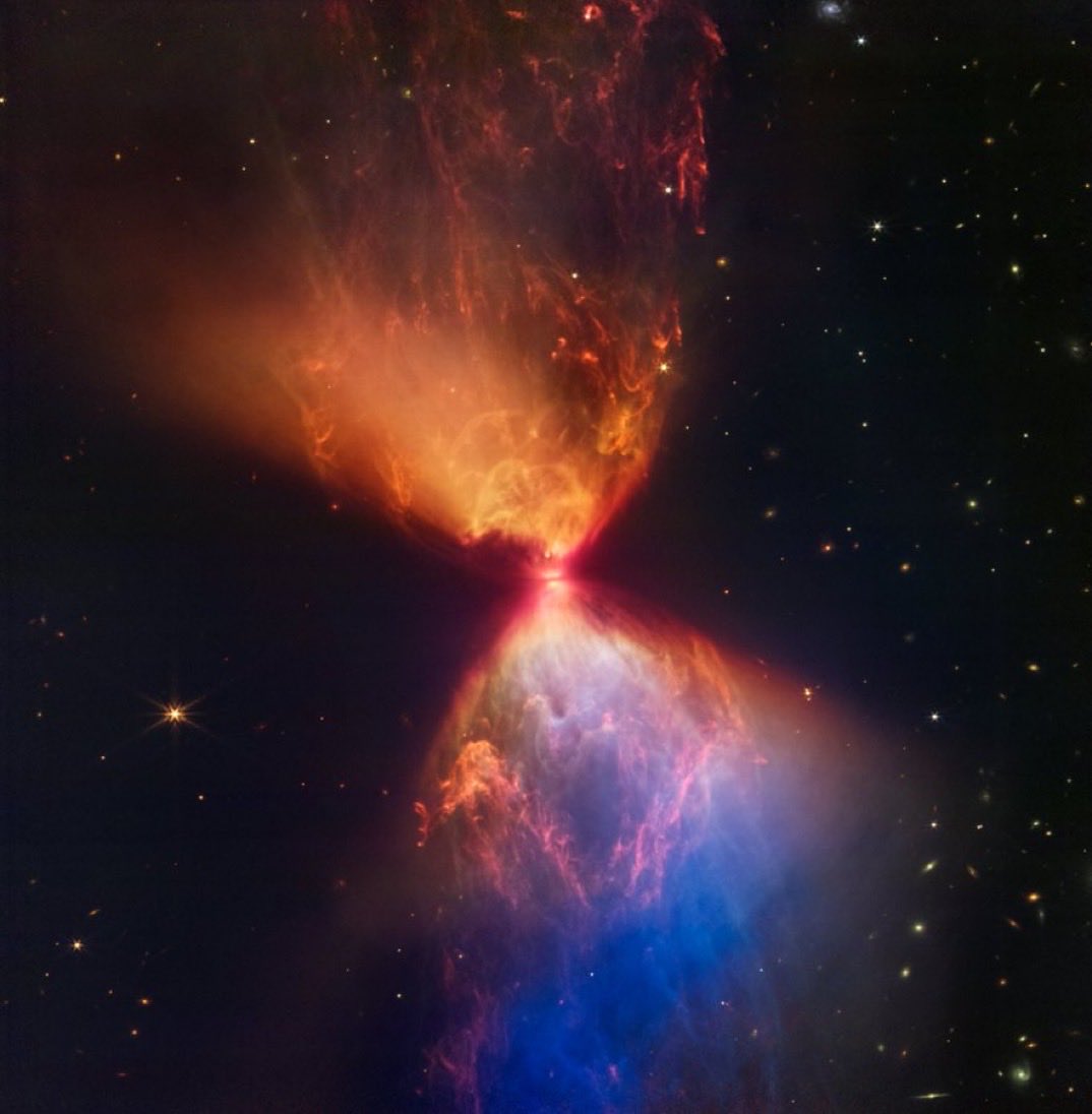 EtienneKlein's tweet photo. Ça a la forme d’un sablier, mais c’est en réalité une étoile en train de naître, autrement dit une « proto-étoile » qu’on voit au centre de cette image prise par le ⁦@NASAWebb⁩ : en clair, l’embryon d’une usine à fabriquer des atomes. https://t.co/Wwc4aenIPx