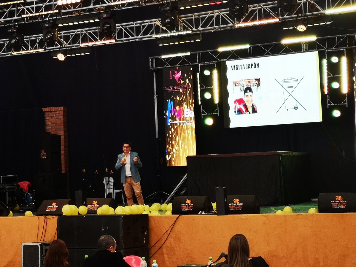 MicaSabja's tweet photo. @davidavidu en escenario del #MarkBo #EntiendesOMueres https://t.co/eu5D3yqhyl