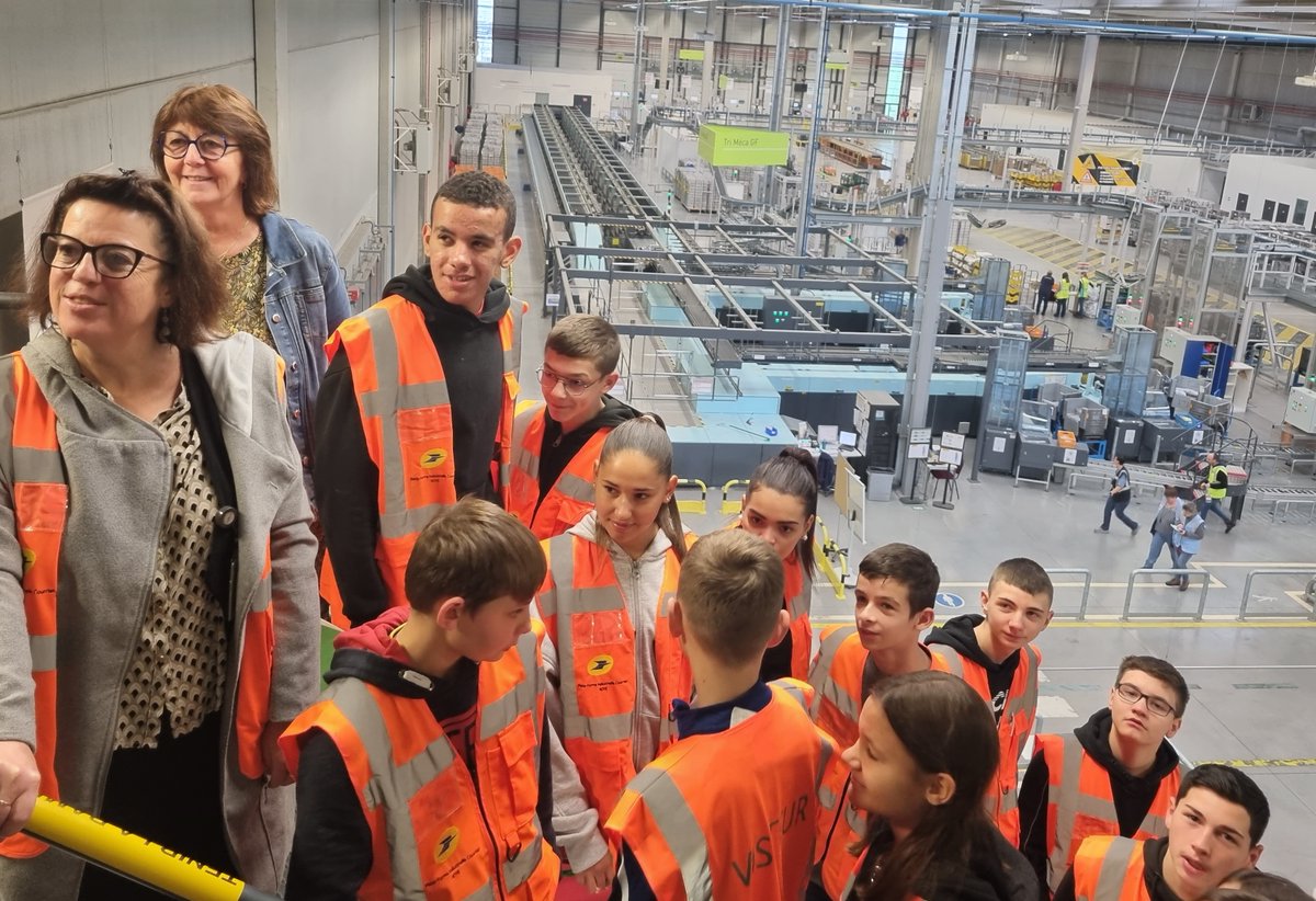 LPNews_HDF's tweet photo. #Roye | Sabine Lahoche, directrice &amp; l'équipe de la Plateforme industrielle courrier #LaPoste accueillent des 3èmes du collège L. Michèle pour 3 jours.
J 1 : découverte des métiers de la #logistique, et des machines de traitement du #courrier sur les 18.000m2 !
#proximité #hdf https://t.co/IIx0bXiUKM