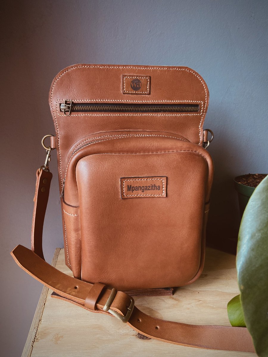 WynesA_'s tweet photo. Impunyela Bag ๐ค๐ค
#wynesaccessories #handcrafted #custommadebags #sidebangs #leathergoods #leather #craftmanship #leathercraft #custommade #meisieurope #meisithread #linenthread #meisisuperfine https://t.co/4eWzQu9VcE