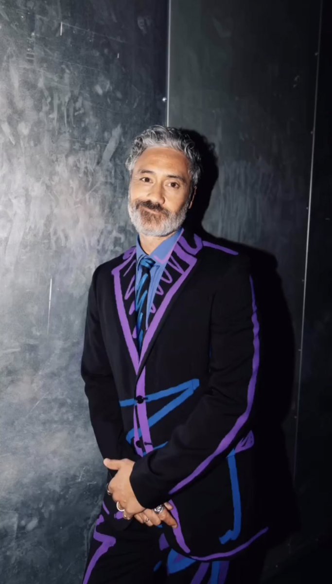 TaikaUpdates's tweet photo. 📸 | Taika Waititi backstage at the #MTVEMA [via jennierobertshair] https://t.co/GUpkYA6Zmm