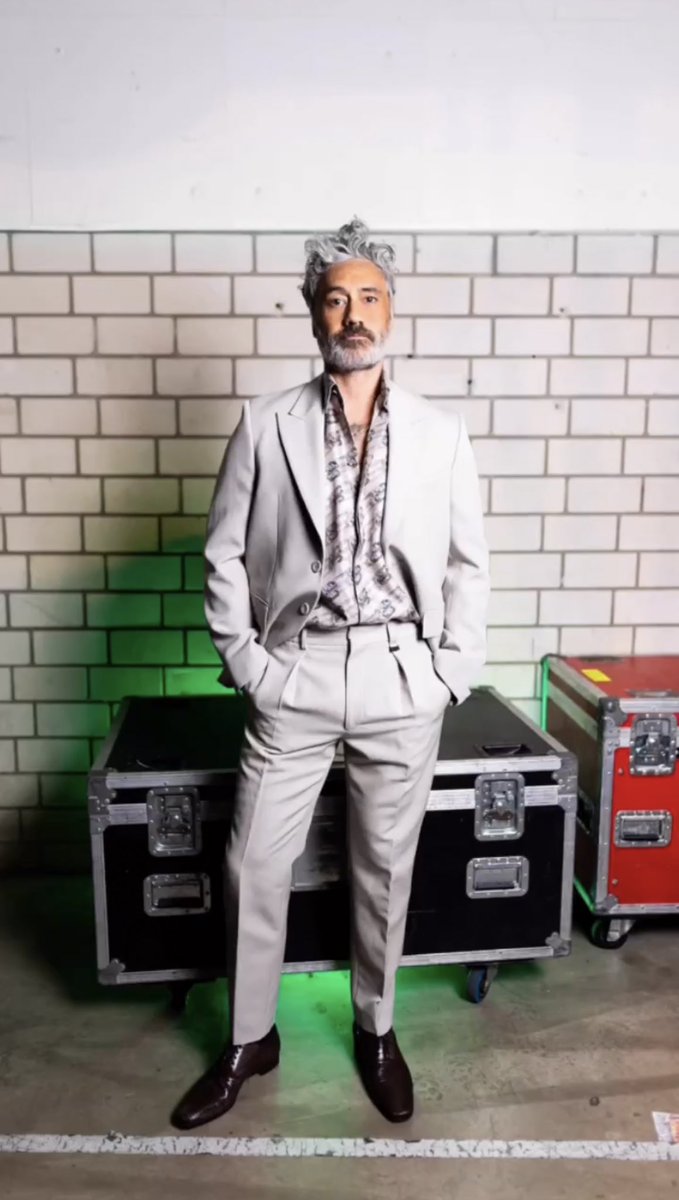 TaikaUpdates's tweet photo. 📸 | Taika Waititi backstage at the #MTVEMA [via jennierobertshair] https://t.co/rpTO5Hj5lJ