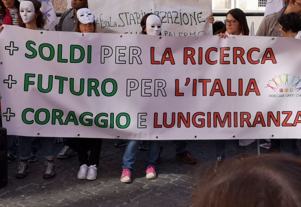 PrecariUnitiCNR's tweet photo. @mur_gov_ @BerniniAM @Uni_Insubria #16novembre Il #precariato nella #ricercapubblica ha bisogno di un incremento dei fondi #strutturali,di #concorsi regolari,di #valorizzazione dei #precari già presenti. Altrimenti per loro l'#abbandono o l'#estero sono le sole soluzioni. #bastaprecariatodistato #restanoOvannovia https://t.co/QuhcRIJhmF