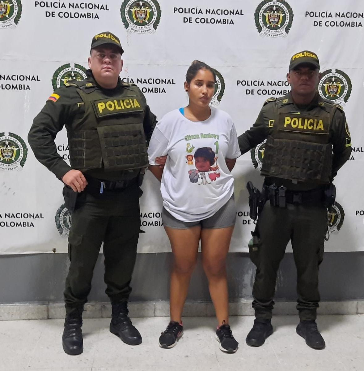 BarranquillaRCN's tweet photo. #ATENCIÓN ¡Aberrante! Madre le quemó las manos en la estufa a su hija de tres años como castigo, en hjechos registrados en Villa Norte, corregimiento La Playa. La capturada, identificada como Kelly Orozco Rincón, de 21 años, quedó a disposición de la Fiscalía. https://t.co/oiwimeEbBc