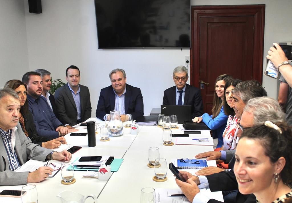 estebanlenci's tweet photo. Recibimos en la @CamaraDipSF al ministro de Economía Walter Agosto para analizar el Presupuesto 2023.
No hay color político para las obras y servicios que las y los santafesinos necesitan y trabajaremos para que el @GobSantaFe sea equitativo con cada localidad. https://t.co/Q4x70HGCKK