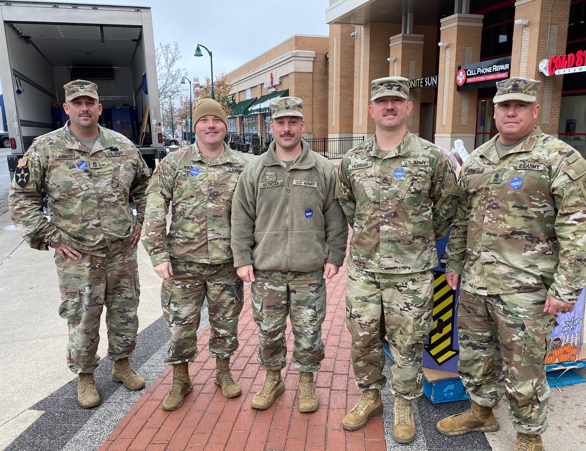 1013TheBrew's tweet photo. Even the military is helping with "Operation Turkey Drop!"
Please help provide meals to your neighbors in need! Drop off a turkey at Celebration Cinema North or South before 7pm tonight! 
For more locations or to donate online...  
https://t.co/lu6de1piRf https://t.co/Z9Uxzh68xJ