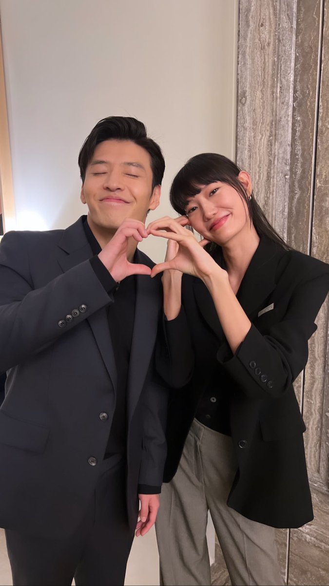 221116 #강하늘 #이선정 배우님 인스스
instagram.com/stories/sunjxn…

커튼콜에서 호텔 직원으로 나오신 분!
유재헌 사람 조아 강아띠야...🐶💗