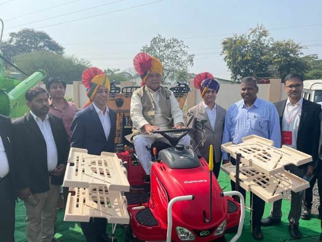 anandmahindra's tweet photo. Thank you, Union Agriculture and Farmers’ welfare Minister Shri Narendra Singh Tomar @nstomar for inaugurating our Farm machinery plant in Pithampur. Post the function, he wanted to see our Jawa bikes made in the same location! Like many others, as a youngster, he rode a Jawa. 😊 https://t.co/ICJqKMNhiG