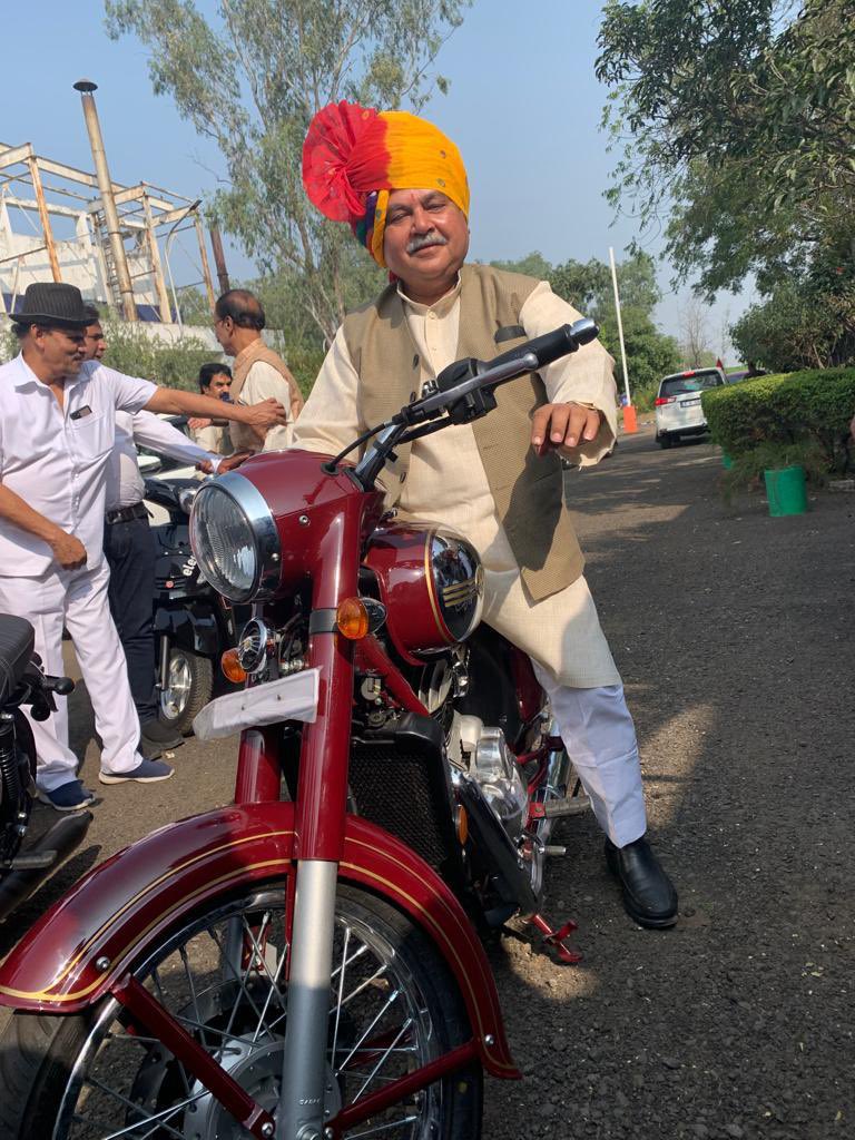 anandmahindra's tweet photo. Thank you, Union Agriculture and Farmers’ welfare Minister Shri Narendra Singh Tomar @nstomar for inaugurating our Farm machinery plant in Pithampur. Post the function, he wanted to see our Jawa bikes made in the same location! Like many others, as a youngster, he rode a Jawa. 😊 https://t.co/ICJqKMNhiG