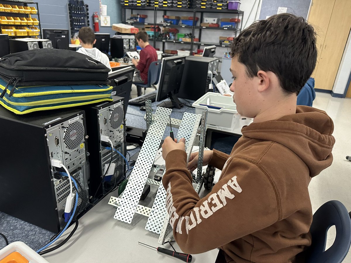 MrsAngelaHannon's tweet photo. Working hard and having fun in robotics class! https://t.co/1PUVSwsj6B