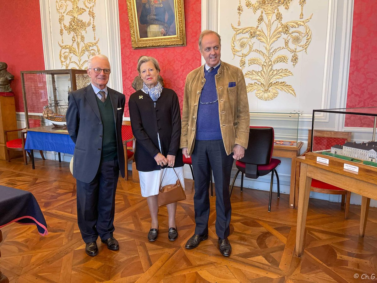 PJComtedeParis's tweet photo. Monseigneur le Comte de Paris, accompagné du Dauphin, a visité le Prytanée militaire de la Flèche et le château du Lude avec les membres de l'association des Vieilles Maisons Françaises du Pays Basque et du Béarn. Une visite autour de la figure du Roi Henri IV. https://t.co/QMUBXjkN9S