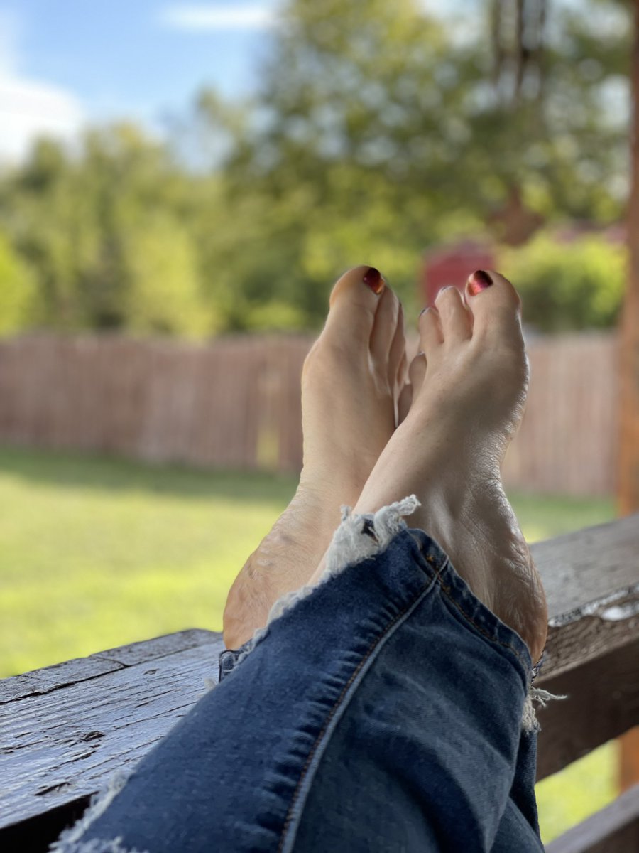 Taking in the fall sunshine with a cool breeze across my arches. They’re going to need warmed up when I go in.