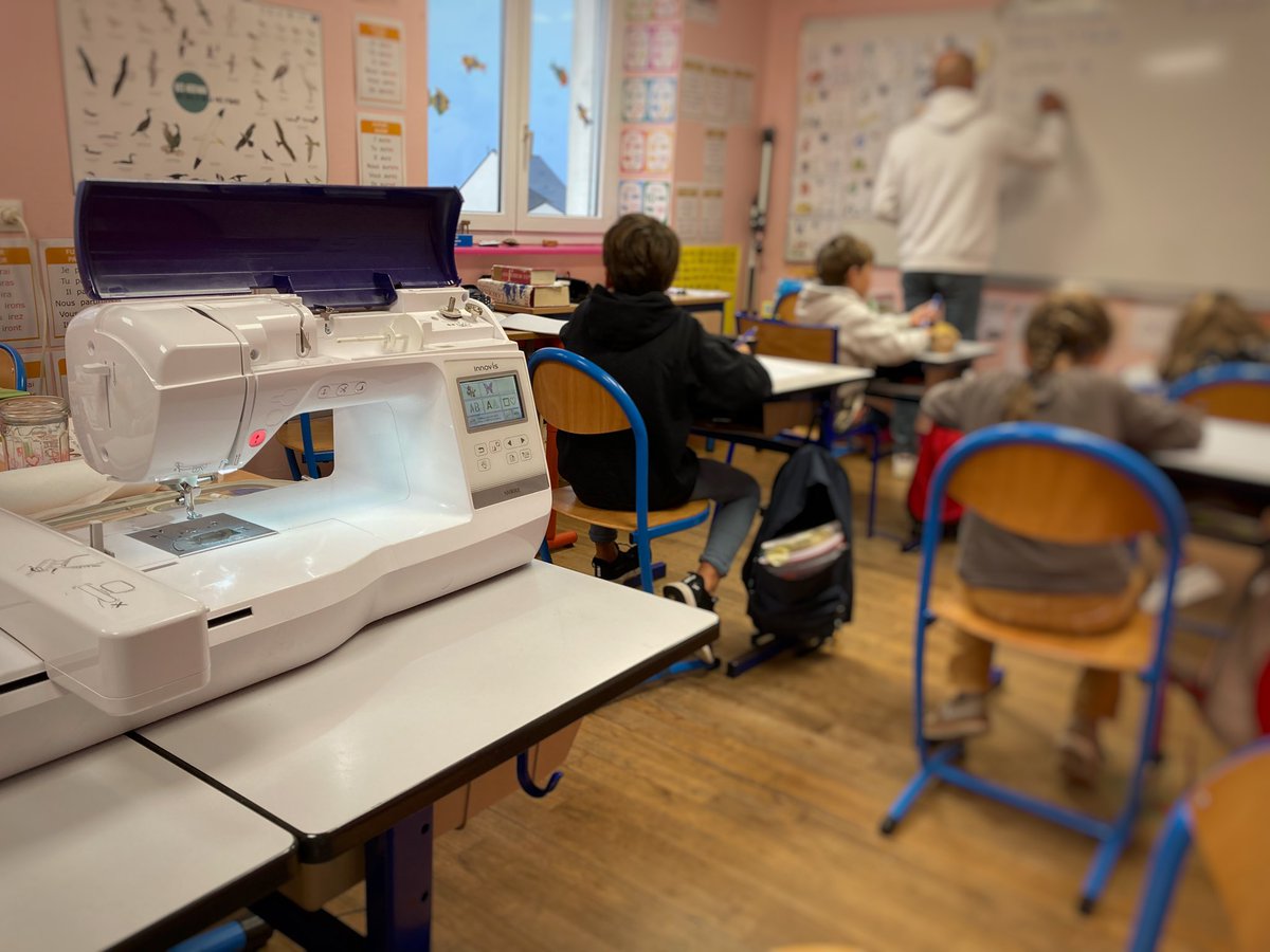 Atelier #broderie à l’école primaire, ce matin. Le plus magique ? Le fait que le fil rentre tout seul dans l’aiguille 😅 #diy #fablab #molene
