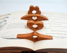 overseasha11's tweet photo. A book buddy evenly distributes a book's weight so you can effortlessly enjoy the pleasures of reading. Packaged with a birthday greeting, the book holders make a birthday gift. 
#bookholder #booklover #qualityhandicrafts #quality https://t.co/m5QrpgGBae