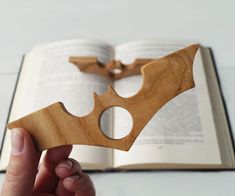 overseasha11's tweet photo. A book buddy evenly distributes a book's weight so you can effortlessly enjoy the pleasures of reading. Packaged with a birthday greeting, the book holders make a birthday gift. 
#bookholder #booklover #qualityhandicrafts #quality https://t.co/m5QrpgGBae