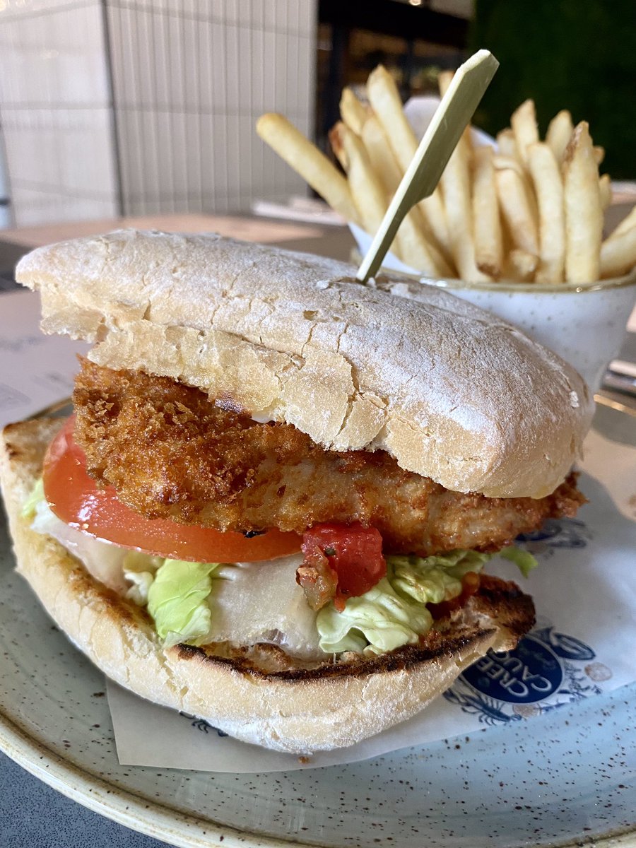 CreelCaught's tweet photo. 🏴󠁧󠁢󠁳󠁣󠁴󠁿✨ After a hard day at work, why not opt for our delicious, hearty #fishburger 😍 @ £13.95 👉🏼 Panko crumbed fillet of coley 🐟, spicy 🌶 salsa, brown crab 🦀 mayonnaise, skinny fries 🍟 #creelcaught @Bonnieandwilduk #scottishseafood #scottishfish #sustainablefishing #fishdish https://t.co/40HpXMufqE