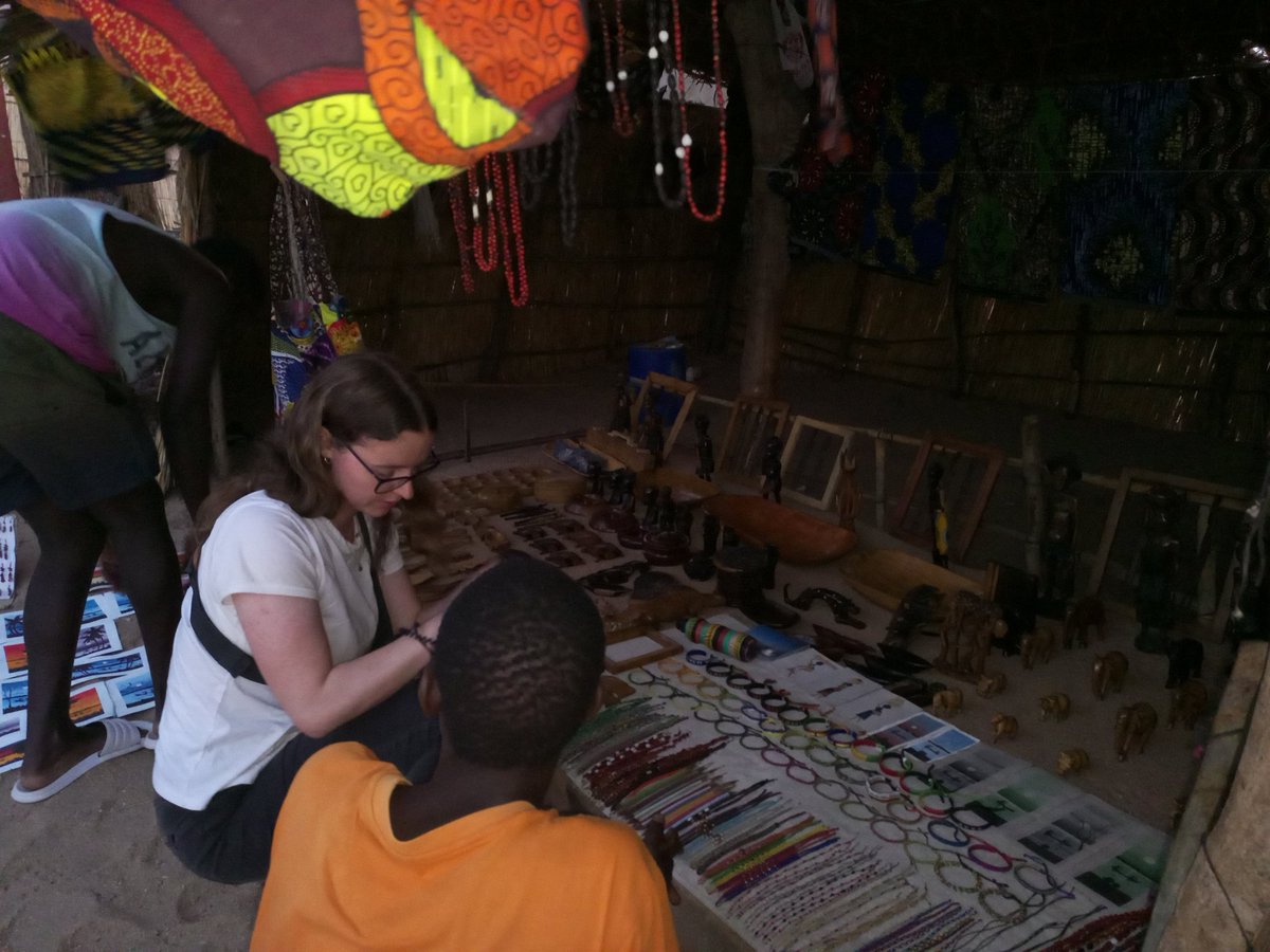 MlambeSafaris's tweet photo. Being at #CapeMclear it's not only for #waterbasedtours. Mofat Chimombo is one of the local young men selling some souvenirs since he was 16, His business support him for a living.
#supportlocalpeople, #HelpMalawi, #LoveLocals https://t.co/5cG0jWpBdW