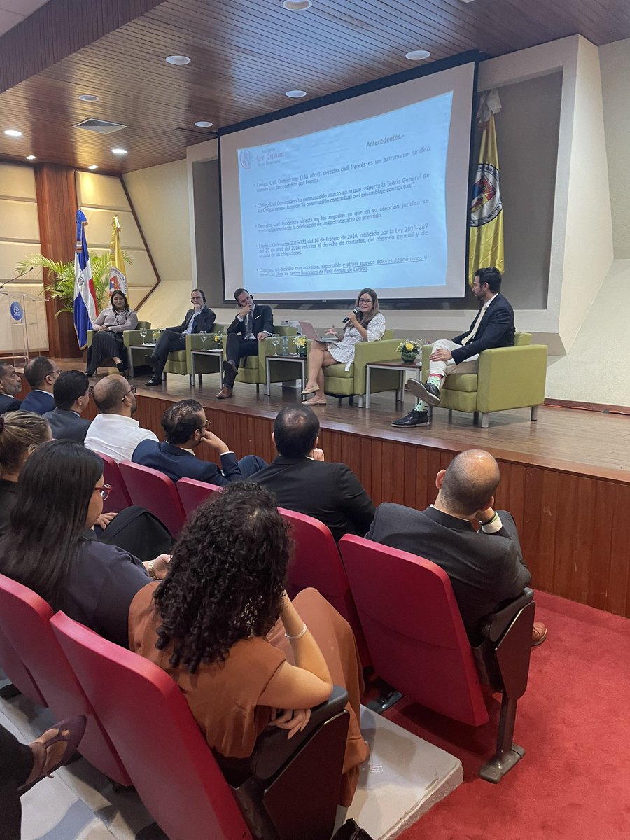 La profesora y miembro del capítulo dominicano de la Asociación Henri Capitant <a href="/LauraIlan/">Laura Ilán Guzmán</a> exponiendo sobre las implicaciones de la reforma  del código civil francés y su impacto favorable en los negocios