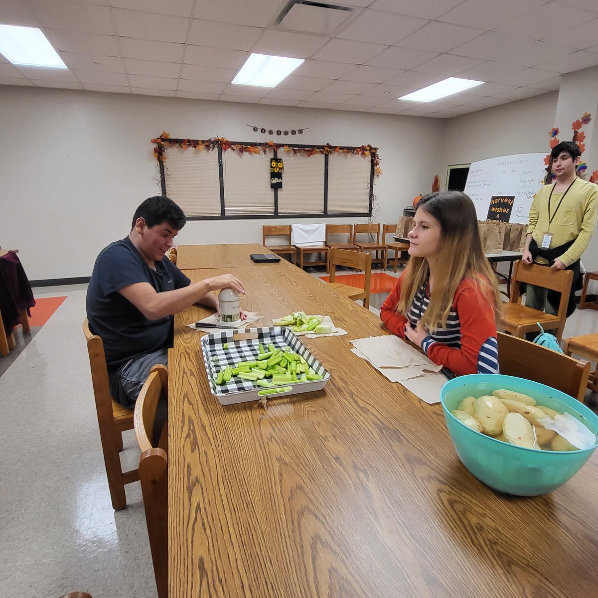 thessa1030's tweet photo. These students were busy preparing for Thanksgiving luncheon tomorrow🙂
@lpisd  #chooseLP @LaPorteTXHS https://t.co/W5kxRJLZMr