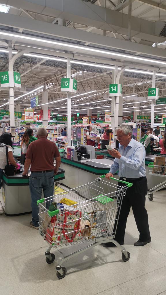 2377abark's tweet photo. @JumboChile porque tienen la caja preferente cerrada y hacen esperar a las embarazadas lo que ya no pueden esperar???? https://t.co/9pu19EFo76