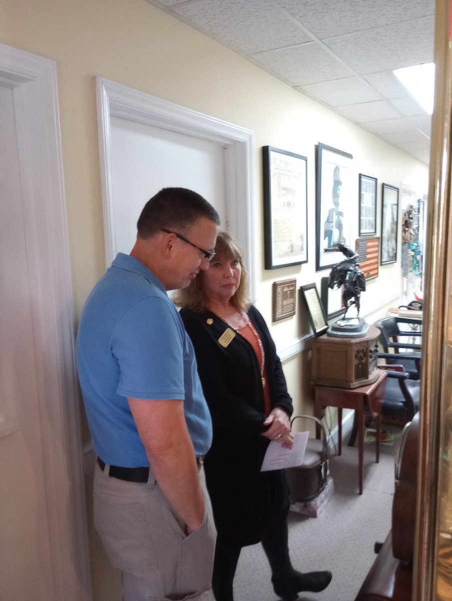 Anne Eller tweet media