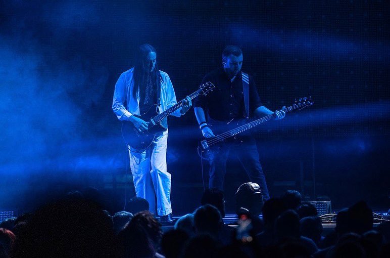 Jack_Bass_'s tweet photo. Top night in San Francisco at the @ChaseCenter! Loved it!
Tonight is the first of two LA dates at the @HondaCenter in Anaheim - only 3 shows left to go now… 😢
#SpiritsOnFire #Tour
@SmashingPumpkin
📸: Steve Carlson/Jon Bauer. https://t.co/qMZ3rZLUKS