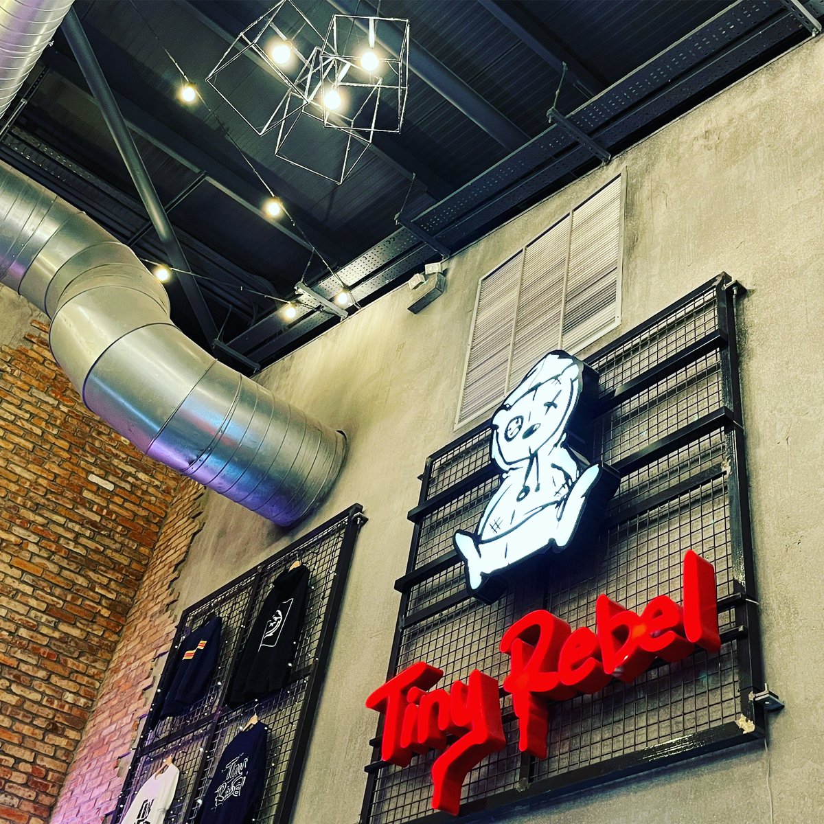 lloydlearning's tweet photo. Wonderful first visit to @tinyrebelbrewco - happy, relaxed chatty team members, lovely fresh beers &amp; beautiful food. Inviting warm vibe &amp; great tunes. Fab #cx #cs #tinyrebelbrewery #tinyrebel https://t.co/oBKCm73n5o