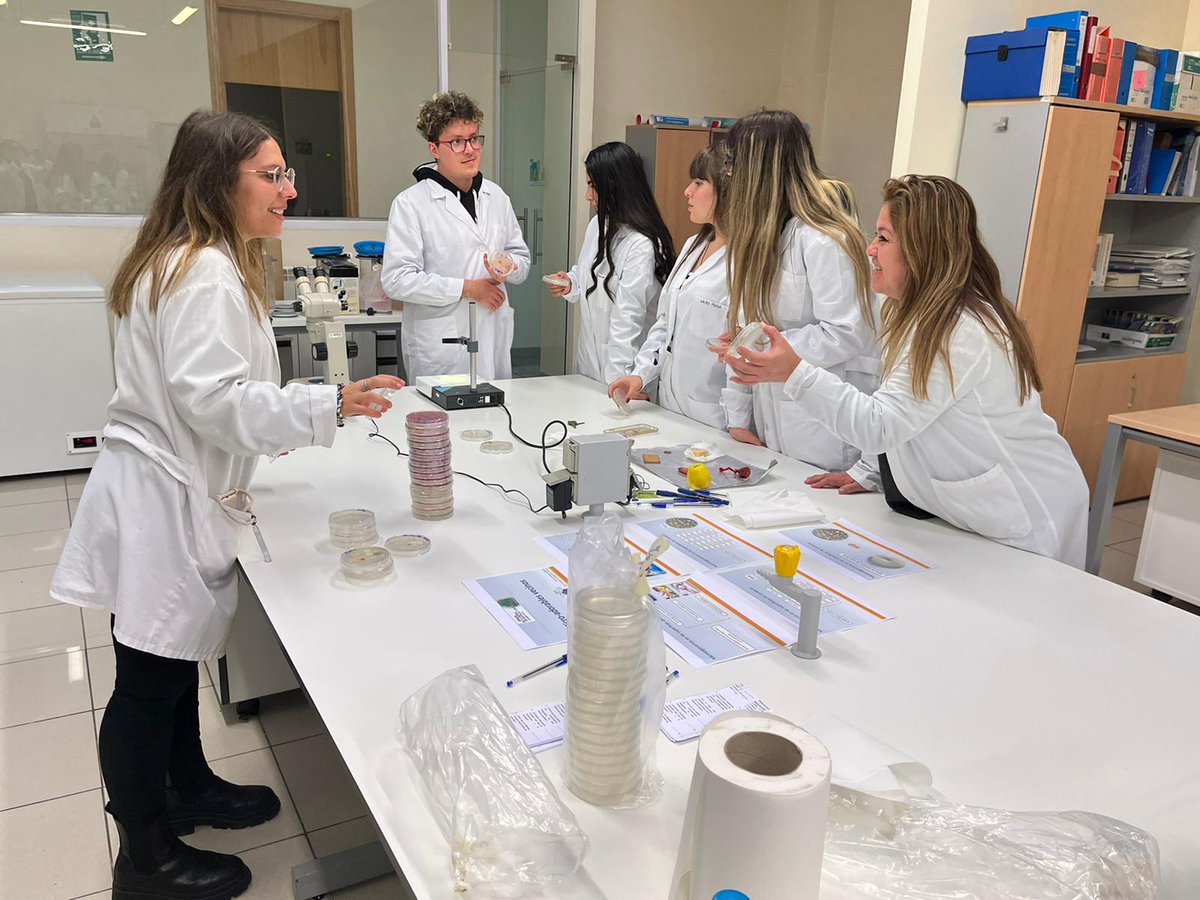 gineractualidad's tweet photo. Continuamos en el @gineractualidad celebrando la #SemanaDeLaCiencia 
Hoy, para el alumnado de CFGS de Laboratorio Análisis Clínico y Biomédico, charla y talleres sobre PCR y determinación de microorganismos patógenos 🦠 a cargo del personal del @IctalUle @unileon https://t.co/AiMpba23Dt