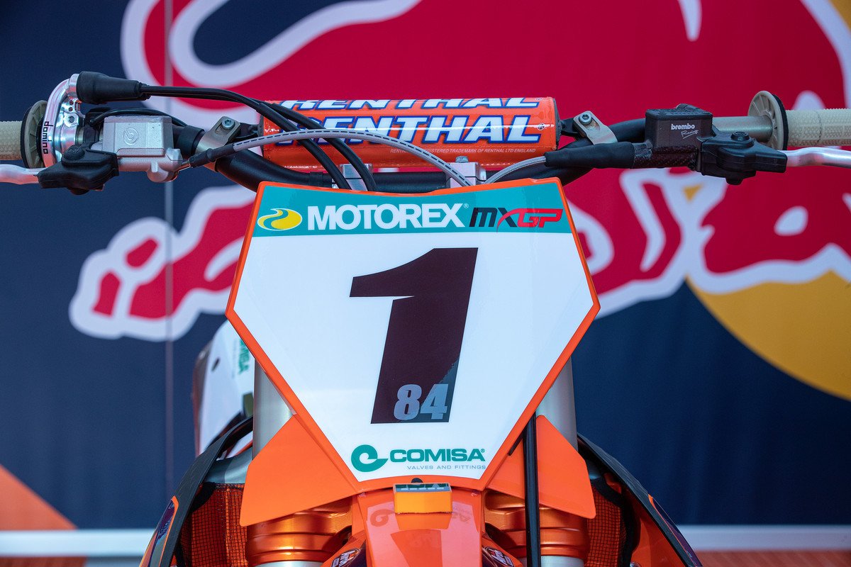 KEMCOSportsMana's tweet photo. De startnummers voor het EMX65 en EMX85 kunnen worden aangevraagd. Dit geldt voor nieuwe rijders of wanneer jij van startnummer wil wisselen. Verlaat jij dit kampioenschap, geef het door zodat startnummers niet onnodig bezet blijven. #KEMCOManagement 📸 #RayArcherPhoto https://t.co/3Ki7cqRGkc