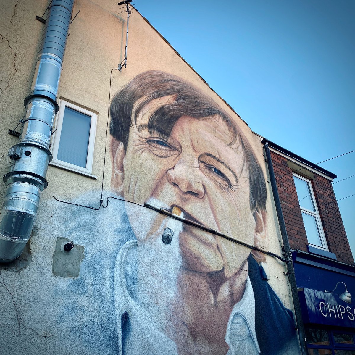 pih_darren's tweet photo. Spontaneous walking tour of Prestwich in the footsteps of Mark E Smith of The Fall. Here’s a mural of MES next to a chippy off Bury New Road 👍 #thefall #markesmith #manwithchip #prestwich #brixsmith #burynewroad #aksep19 https://t.co/BGISVLwjkZ