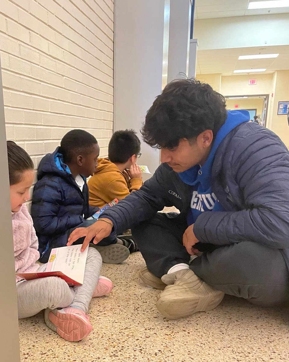 DrCarynHuber's tweet photo. Creating a vertical learning community with our feeder elementary school. Dunbar students listened to Meadowthorpe Kinders read their favorite books. #authenticlearningexperiences #partnerships @Southside_Tech @MeadowthorpeEl @fcpsky @pldsoccer #wearedunbar https://t.co/L8lH9kMrCx
