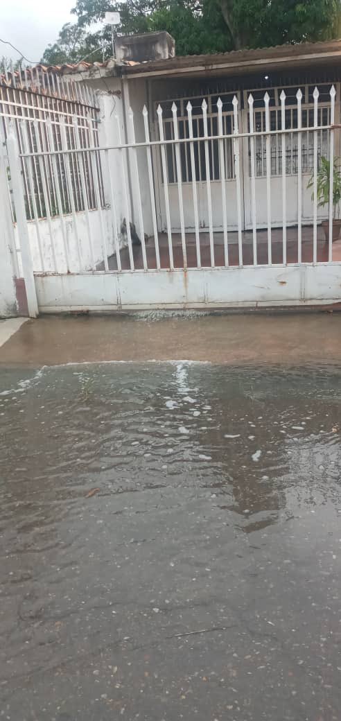 julsanchez's tweet photo. Vecinos de la Esmeralda reportan que sus casas se están inundando sin llover en la zona, mientras llueve en el norte de #Maracay bajan las aguas hacia la zona sur https://t.co/yarpi3BoVK