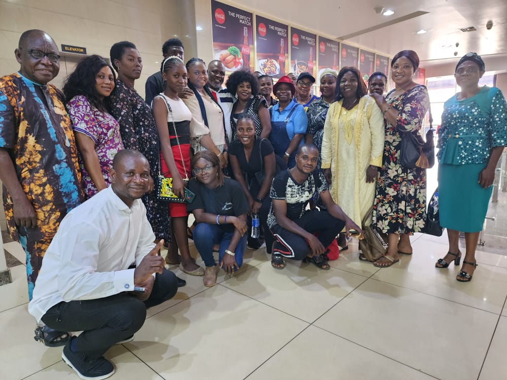 AyodeleKike's tweet photo. 📸 Teaching digital skills as a facilitator in an event in Benin City. I will share more teaching details hopefully. ☺️
#kikelomoayodele #bvlc #teaching #newweek #digitalskills #learning #impactinglives #impactinglivespositively #remotejobs #cryptocurrency https://t.co/uwu1p0xFAH