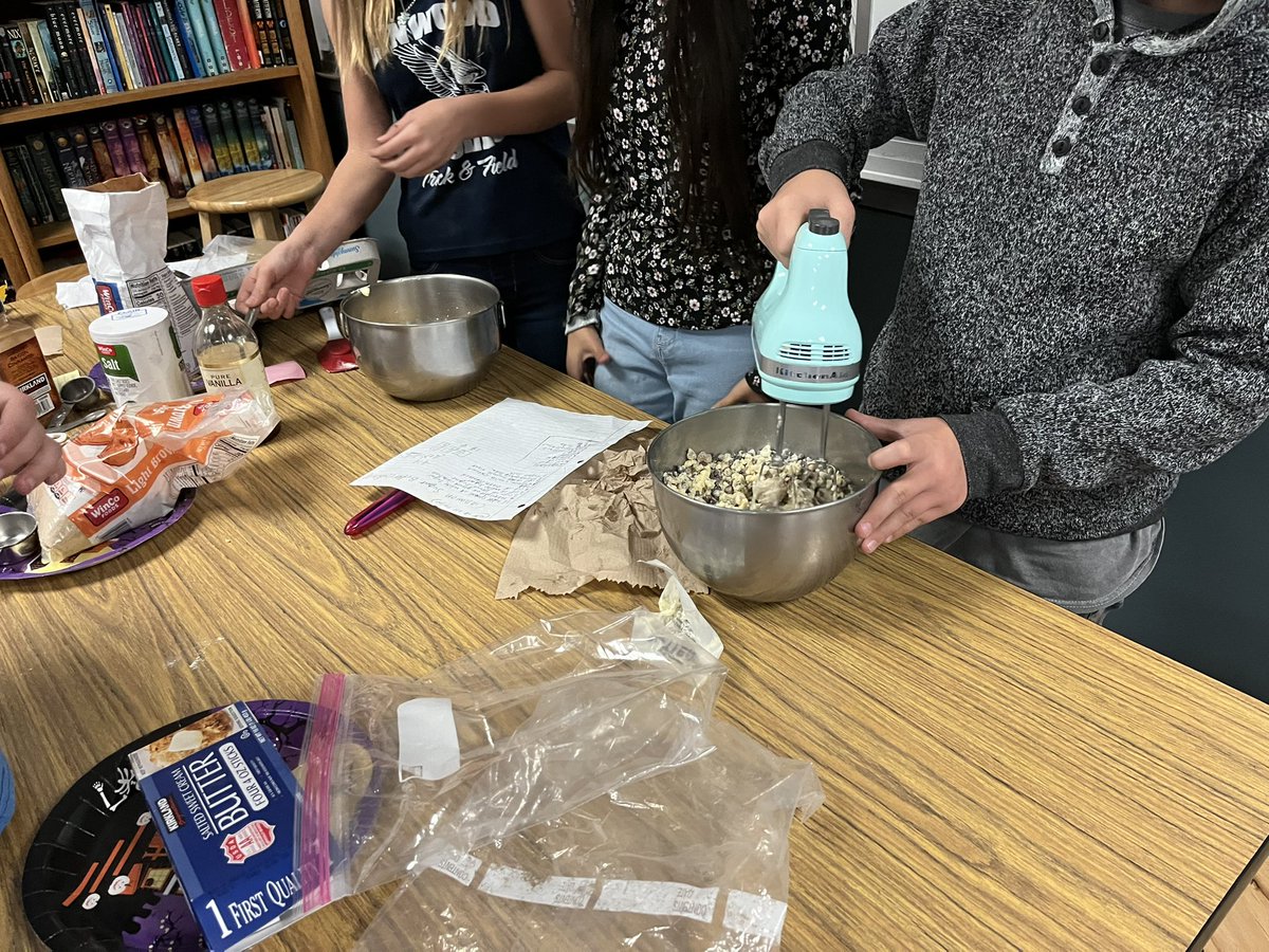 6th grade Math is the best because the students get to APPLY what they’ve learned to real world situations! Making mud bricks for city-state? 60% dirt 40% soil. Making cookies? Cut the recipe by 1/4 or 1/3. <a href="/cates_julie/">Julie Cates🍊🍋🐄</a> <a href="/visaliausd/">Visalia Unified School District</a> #LinwoodLeads