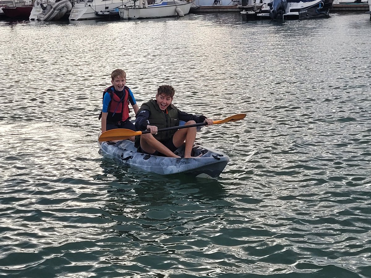 Despite the 🌧 #MedOceanHeroes teamed up with GCA to clean the area where both organisations are based @gsla_gi
Plastic stuck between the revetments & floating debris was retrieved 
#Gibraltar the future looks bright!
It's not their rubbish but it is their hometown!
#DofE #canoe