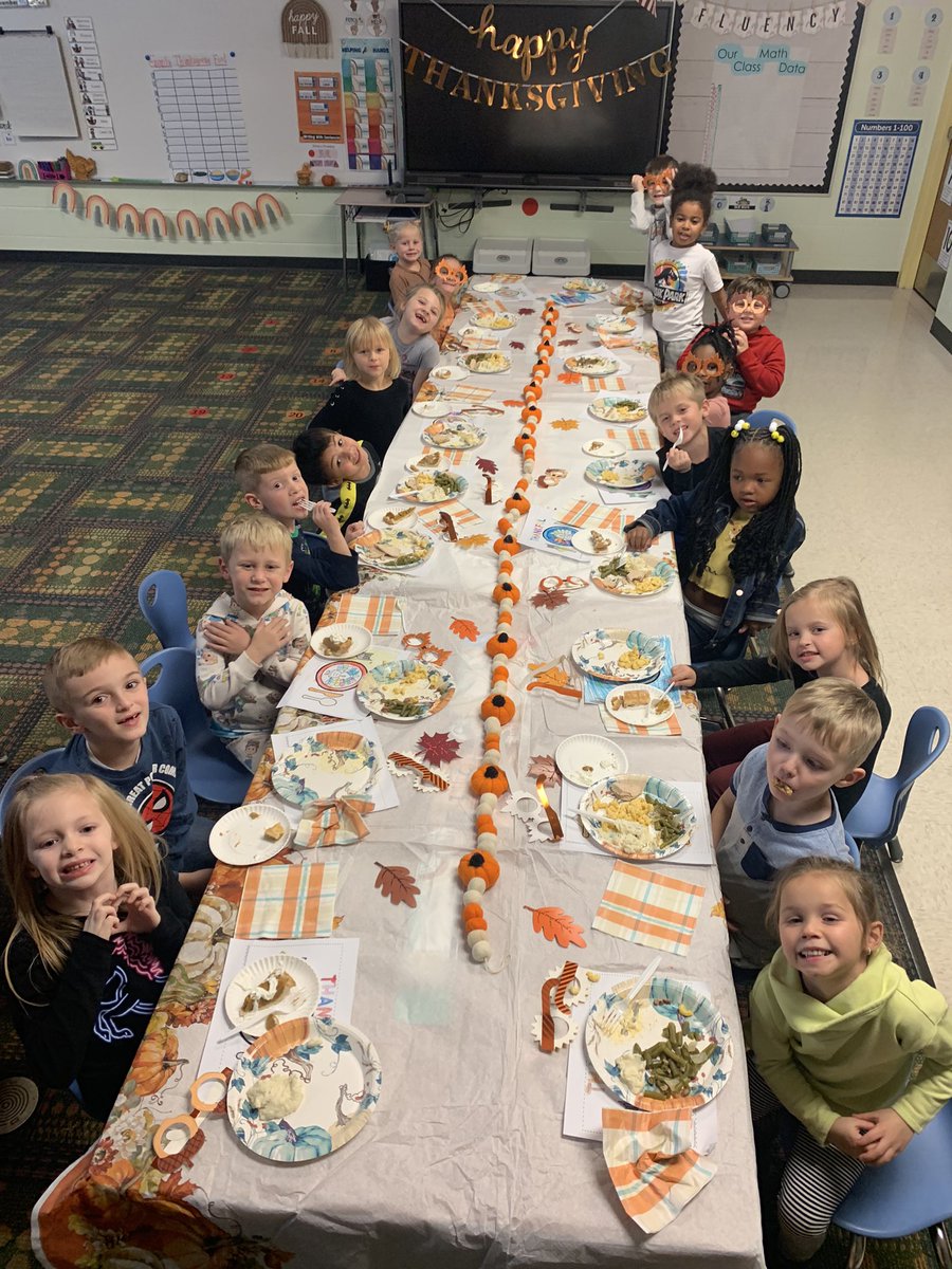 BeAoKInKinder's tweet photo. We celebrated Thanksgiving early as a classroom family!! We graphed our favorite food and shared why it was our favorite. We’re so thankful for these little turkeys!! 🦃 @Brookwood_HCSD #ChadAndGlaabOnTheMove #BigBlueOnTheMove #BeBrookwood https://t.co/PPzqD3ZGUl