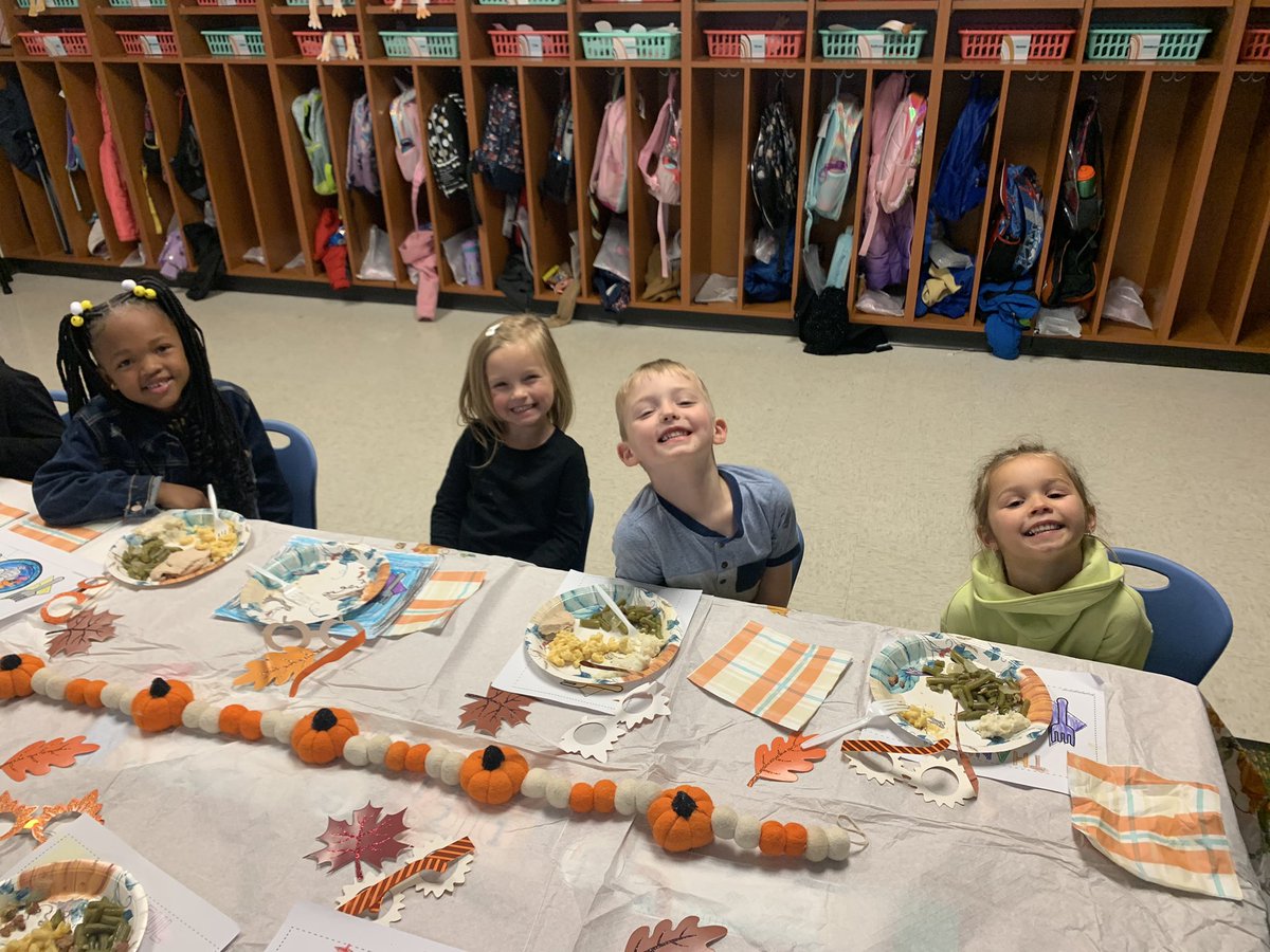 BeAoKInKinder's tweet photo. We celebrated Thanksgiving early as a classroom family!! We graphed our favorite food and shared why it was our favorite. We’re so thankful for these little turkeys!! 🦃 @Brookwood_HCSD #ChadAndGlaabOnTheMove #BigBlueOnTheMove #BeBrookwood https://t.co/PPzqD3ZGUl