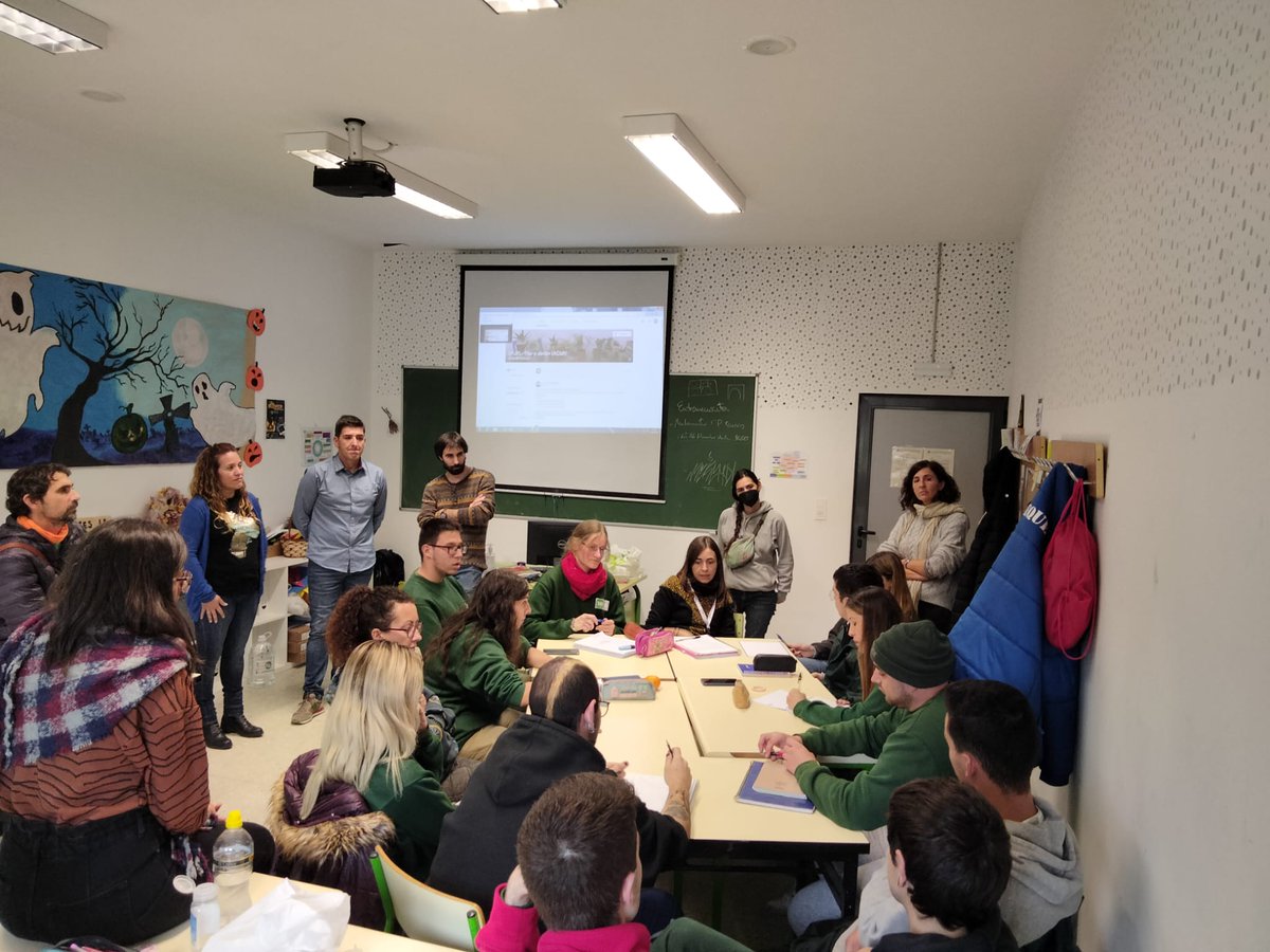 CPIFP_Movera's tweet photo. El @CPIFP_Movera recibió a compañeros/as de otros centros que vinieron a observar nuestros equipos retadores de 2ºCFGM Jardinería y Floristería y 2ºCFGS Paisajismo y Medio Rural gracias al programa Mira y Reta del @CIFPA #otraformadeaprender #juntasSiempremejor #ACbR #RetosMovera https://t.co/XTc792kQ3v