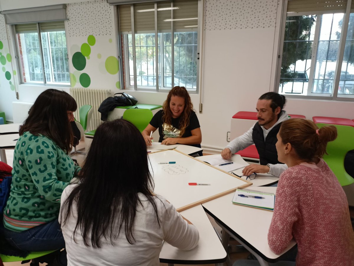 CPIFP_Movera's tweet photo. El @CPIFP_Movera recibió a compañeros/as de otros centros que vinieron a observar nuestros equipos retadores de 2ºCFGM Jardinería y Floristería y 2ºCFGS Paisajismo y Medio Rural gracias al programa Mira y Reta del @CIFPA #otraformadeaprender #juntasSiempremejor #ACbR #RetosMovera https://t.co/XTc792kQ3v