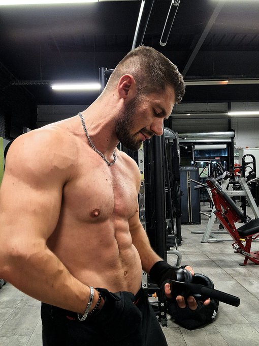 J ai le plaisir de vous pr&eacute;senter mon tout 1er site concernant ma place de r&eacute;alisateur   https://t.co/NHHsvpNn9v