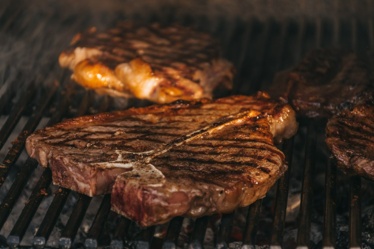 DiningNearMe's tweet photo. Do you take your steak medium rare? #steak https://t.co/ewpz1oZPbE