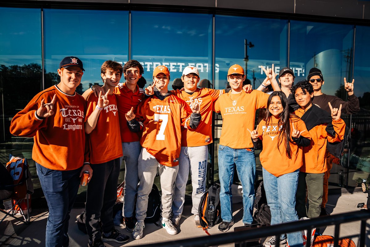TexasMBB's tweet photo. it’s all in the strategy 🤘

#HookEm | @TheCorralUT https://t.co/LnOySzYPwZ