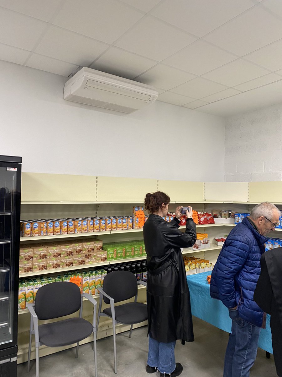 fannyPicard45's tweet photo. 🚨Ouverture d’Esope ! C’est notre épicerie sociale et solidaire 🫶🏻
Pour lutter contre la précarité alimentaire des étudiants qui date de bien avant la crise de la Covid, associations et institutions ont agit pour la création de ce lieu. Bravo à tous 🙏🏻 https://t.co/05QIRXPnap