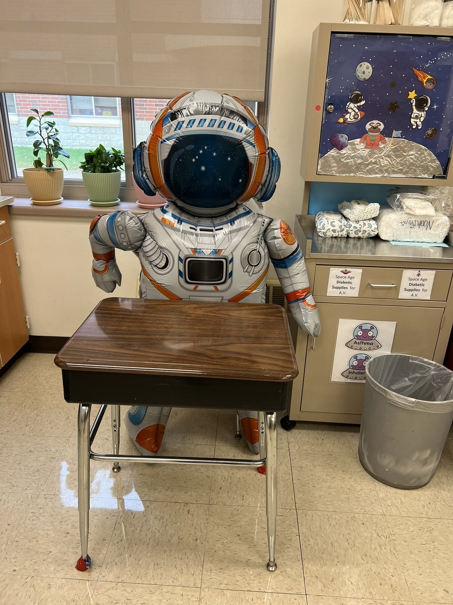 Getting ready for our end of trimester celebration… ‘Balloons Over Broadway’! Can’t wait to see all the scholar balloons. <a href="/WhittierD87/">Whittier Primary School</a>