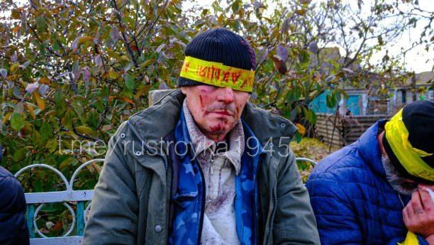 DaniMayakovski's tweet photo. Los ucronazis maniataron civiles en Kherson, a los que llaman "colaboradores", es decir, cualquier persona que acepte ayuda humanitaria de Rusia.

Aún asi hay gente que todavia les cuesta pillar quienes son los que ejecutan a civiles.

Estos son el Premio Sajarov 2022 de la UE.👇🏻 https://t.co/4fb556xPPG