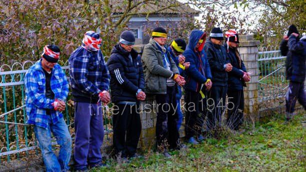 DaniMayakovski's tweet photo. Los ucronazis maniataron civiles en Kherson, a los que llaman "colaboradores", es decir, cualquier persona que acepte ayuda humanitaria de Rusia.

Aún asi hay gente que todavia les cuesta pillar quienes son los que ejecutan a civiles.

Estos son el Premio Sajarov 2022 de la UE.👇🏻 https://t.co/4fb556xPPG