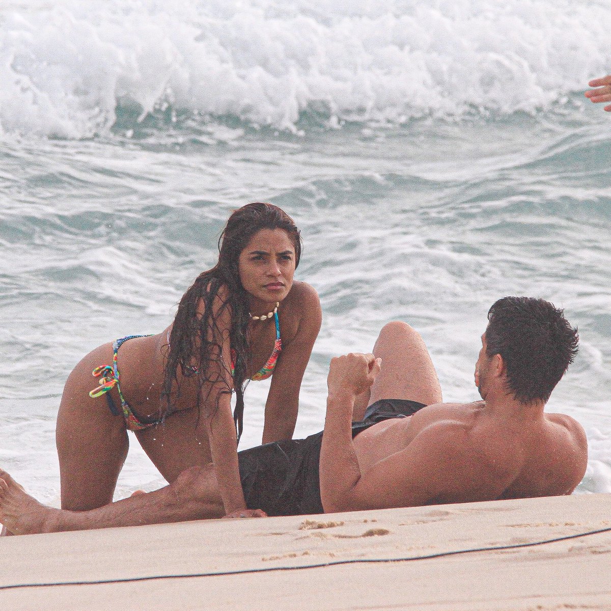 choquei's tweet photo. 🚨VEJA: Lucy Alves e Rômulo Estrela gravam cenas quentes para novela Travessia em praia do Rio de Janeiro. 

📸: Ag News https://t.co/SoZWL1AgpE