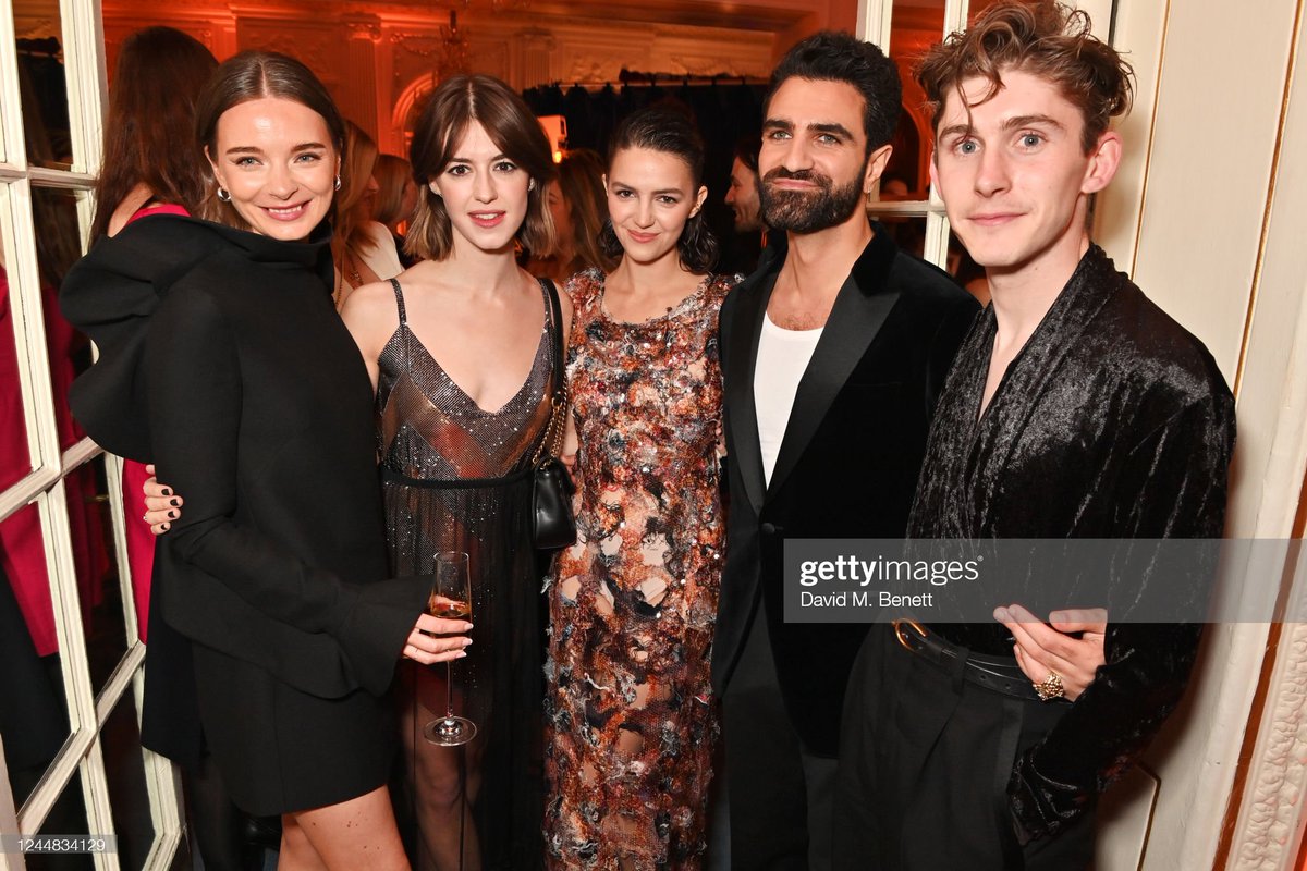 ehfilesmidia's tweet photo. 📸 Ella Hunt with Daisy Edgar-Jones, Fionn O'Shea, Adam Baidawi &amp; Alex Marxsen attending at the GQ Men Of The Year Awards in association with BOSS drinks reception at The Mandarin Oriental Hyde Park in London! https://t.co/wptdM8Tj3F